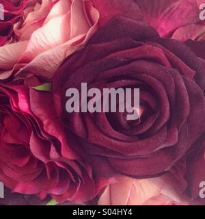 Gefälschte rote Rosen Stockfoto