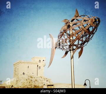 Denkmal für den Thunfisch und die Burg Santa Catalina. Tarifa, Cádiz, Andalusien, Spanien. Stockfoto