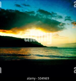 Hanalei Bay bei Sonnenuntergang. Hanalei Kauai USA. Stockfoto