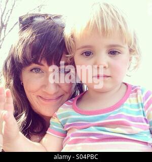 Mutter und Tochter in hellem Sonnenlicht Stockfoto