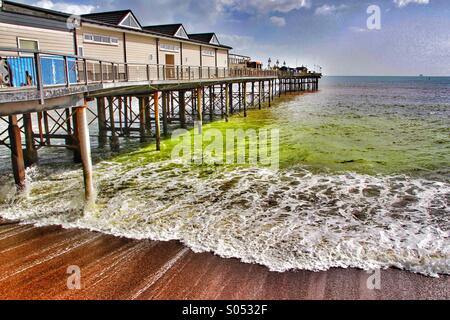 Grüne Farbstoff um Pier in Teignmouth, Devon Stockfoto