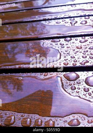 Regenwasser auf hölzernen Terrasse Stockfoto