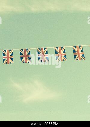 Union Jack-Flaggen vor blauem Himmel Stockfoto