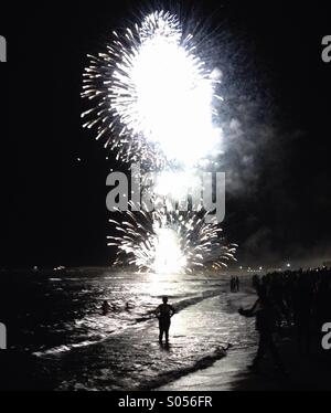 Feuerwerk am Strand während der jährlichen Feier von La Virgen del Carmen. Los Boliches, Malaga, Spanien. Stockfoto