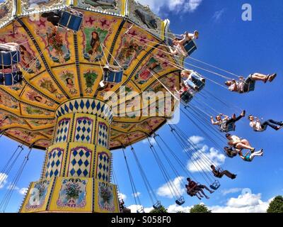 Spaß auf dem Rummelplatz! Ein Karussell schwingen oder Chair-o-Plane mit doppelten Stühle für Eltern-Kind & verwenden. Stockfoto