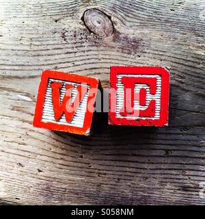 Es ist ein Foto von 2 Holz Würfel Spielzeug mit Buchstaben, die das Wort WE erstellen. Stockfoto