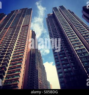 Es ist ein Foto von den winzigen Raum Whete, den du den Himmel zwischen einer Gruppe von hohen Türmen in Hong Kong siehst Stockfoto