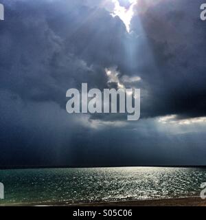 Gewitterhimmel oberhalb eines Strandes in East Sussex. Stockfoto