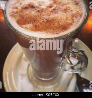 Großes Glas heiße Schokolade trinken in einem Café in Dublin Irland Stockfoto