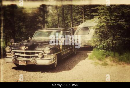 Camping mit einem Oldtimer und Anhänger in der Nähe von Sundre Alberta, Kanada. Stockfoto