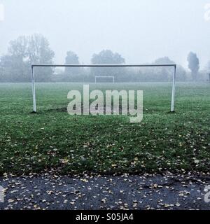 Torpfosten im Nebel, Süd-london Stockfoto