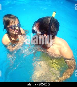 Vater und Tochter im pool Stockfoto