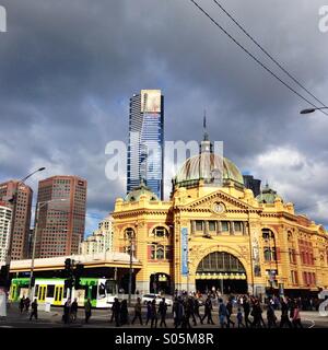 Melbournes Finder Street Bahnhof mit Eureka Skydeck Turm im Hintergrund Melbourne Australien Stockfoto