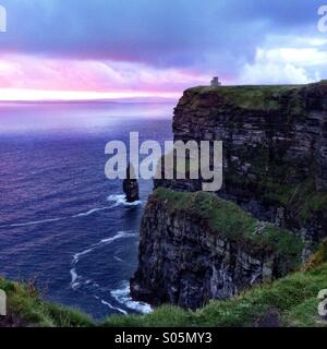 Die Klippen von Moher bei Sonnenuntergang. County Clare, Irland. Stockfoto