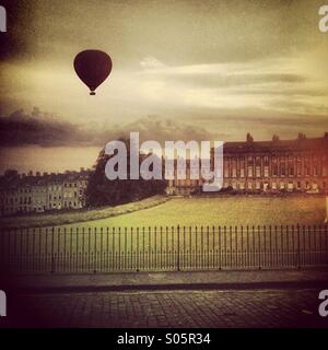 Ballon fliegen über Bad Royal Crescent. Bath, Somerset Stockfoto