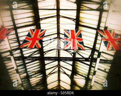 Union Jack-Flaggen hängen von oben Stockfoto