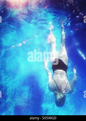 Frau, Schwimmen unter Wasser Stockfoto