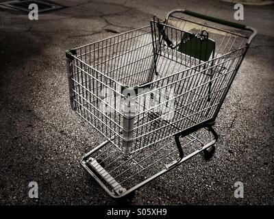 Leer Warenkorb in einem Supermarkt-Parkplatz. Stockfoto