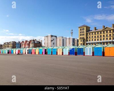 Reihe von bunten Strandhäuschen in Brighton und Hove Stockfoto