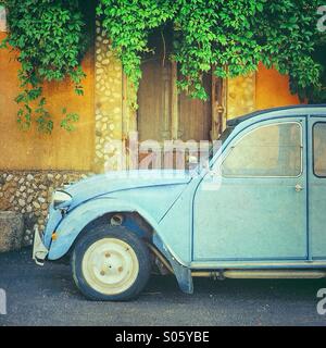 Vintage blau Citroën 2cv geparkt vor einem Haus in Castellet, Vaucluse, Provence-Alpes-Côte-d ' Azur, Frankreich Stockfoto