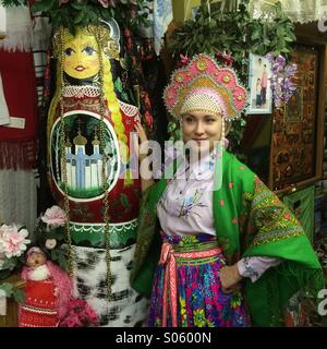 Russische Frau in traditioneller Tracht. Yokohama-Alaska Stockfoto