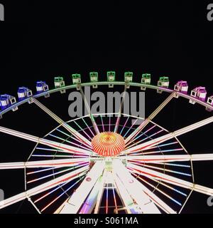 Riesenrad in der Nacht am Hamburger DOM Kirmes, Hamburg, Deutschland Stockfoto