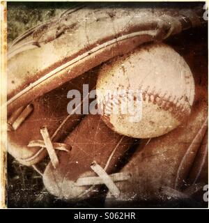 Alten Baseball und Handschuh Stockfoto