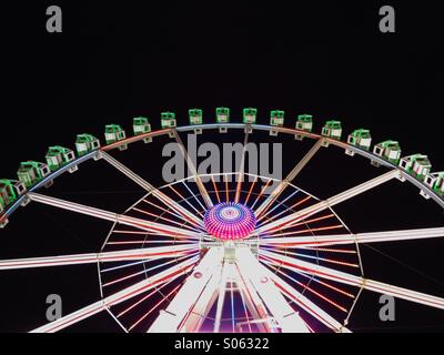 Beleuchtetes Riesenrad am Abend am Hamburger DOM Kirmes, Hamburg, Deutschland Stockfoto