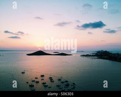 Sonnenuntergang am Strand in La Manga del Mar Menor, Murcia, Spanien Stockfoto