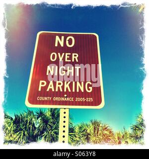 Kein Overnight Parking Zeichen am Strand, Vilano Beach, Florida, USA. Stockfoto