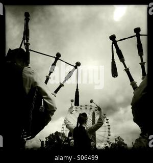 Mitglieder einer Pipe Band konkurrieren bei der World Pipe Band Championships in Glasgow, Schottland Stockfoto