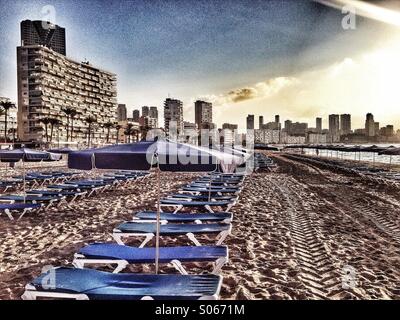 Linie von liegen und Sonnenschirmen auf einem spanischen Strand Stockfoto