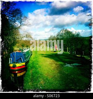 Narrowboat auf Caldon Kanal in der Nähe von Lauch, North Staffordshire, England Stockfoto