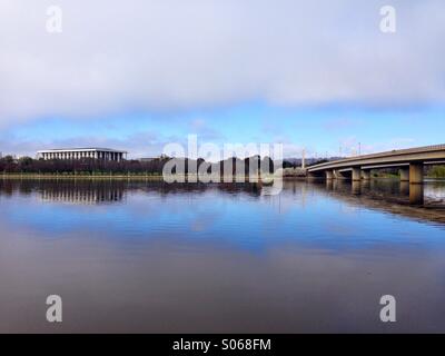 Canberras Lake Burley Griffin mit Nebel heben an einem Wintermorgen mit der nationalen Bibliothek & Commonwealth Avenue Bridge Canberra, Australian Capital Territory Australien Stockfoto