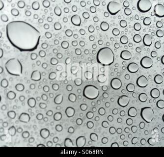 Seattle-Schiebedach. Aufwärts durch die Regentropfen auf den grauen Sommerhimmel. Stockfoto