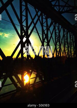 Bahn-Brücke-Sonnenuntergang Stockfoto