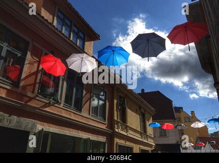 Schirme über Straße Stockfoto