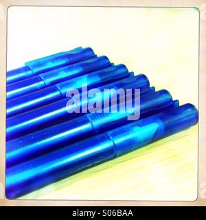 Blaue Stifte in Folge Stockfoto