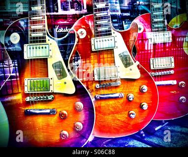 Les Paul Gitarren in einem Schaufenster Stockfoto
