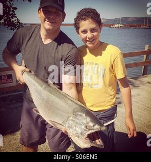 Vater und 13 Jahre alten Sohn und seinen ersten Lachs, ein 25-Pfund-Chinook, Columbia River, Oregon Stockfoto