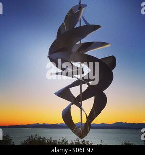 Wind-Skulptur, Edelstahl, Seattle, mit Blick auf Puget Sound, Sonnenuntergang Stockfoto