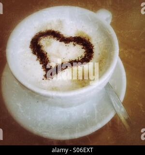 Tasse Cappuccino. Retro Stil Nachbearbeitung. Stockfoto