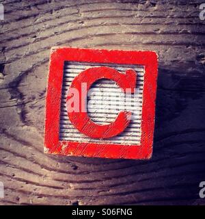 Es ist ein Holzschnitt-Spielzeug mit einem Alphabet Buchstaben drauf: C Stockfoto