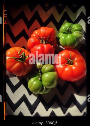 Marmande Sorte Tomaten in einer Zick-zack-entworfen, Schüssel Stockfoto