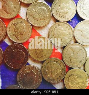 Pfund-Münzen auf einem Union jack Stockfoto