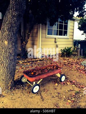 Wagen vor Haus in Farbe Stockfoto