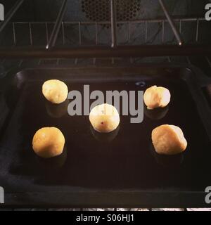 "Pao de Queijo" brasilianische Käsebrot backen, hergestellt mit Maniok-Mehl, glutenfrei Stockfoto