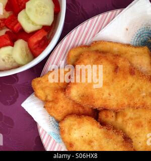 Wiener-Steak mit Salat Stockfoto