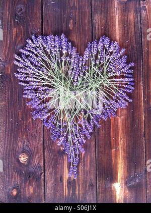 Lavendel Herz auf dunklem Holz Stockfoto