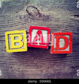 Es ist ein Foto der Holzschnitte Spielzeug wird Alphabet Buchstaben auf ihnen, die kombiniert zusammen, um das Wort schlecht sind Stockfoto